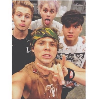 son lo que mas quiero en este mundo. 1d/5sos.  i saw them