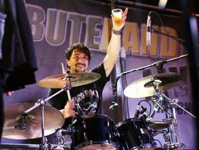 http://t.co/FNaC7byU
Marco Ciabattoni è un batterista tournista live e studio, insegnante di batteria e di propedeutica musicale.