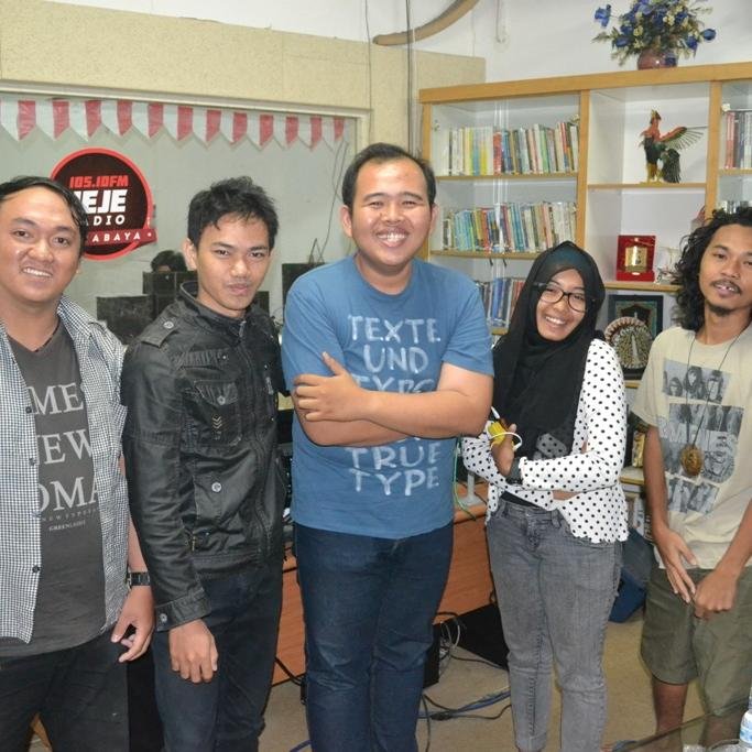 wadah berkumpulnya para pecinta musikalisasi puisi,cerpen,novel wilayah surabaya dan sekitarnya. cc: @fileski_ cp: 08888710313