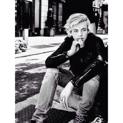 Austin || 17 || pancake lover || singer || dancer || single