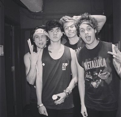 Cuenta de #imaginas en español. Dejamos que nuestra imaginación se desborde un poco con 5SOS. 
Sólo un poco...