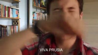 Constructor de submarinos. Bailo drum&bass. Saco dieces. Sé inglés