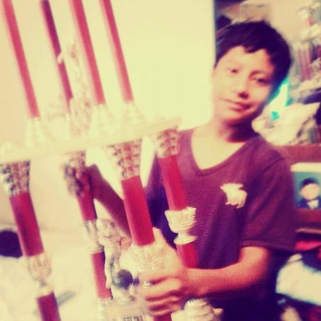experto en el futbol  y para cocinar estudio en el cecyt 12 del IPN me gusta la musica salsa