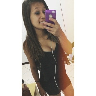 apenas sorria.