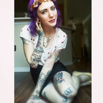 25, Charlotte, pug and butt enthusiast, a bakery and a salon $$$ me, single mother, sober.