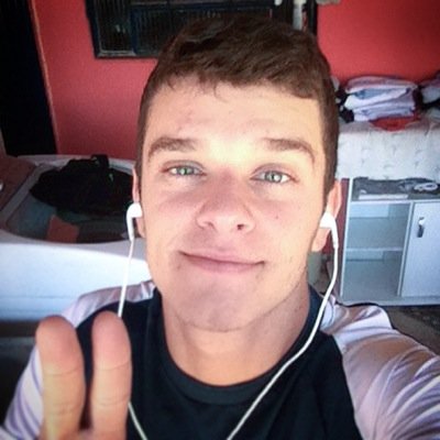 Louco por Jesus; Ama velocidade; Curti esporte; Ciclista; E de bem com a vida.
