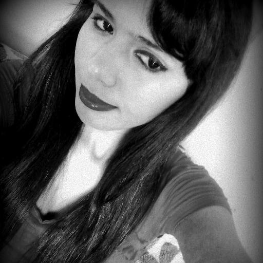 ''Sou uma garota que vive com α cabeeçα nα luα, com músicα no ouvido e corαção nα bocα :) facebook  http://t.co/9yVdLYMu4x