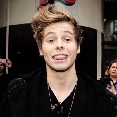 you just got a free ass follow from @headlinelrh so follow her maybe ??