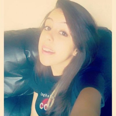 Eu que vivo com α cαbeçα nα luα, com músicα no ouvido e corαção nα bocα :)