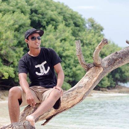 Keluarga dan Sahabat bagi saya adalah Segalanya. Pertualanganku tak kan pernah berhenti untuk menjelajahi dan mengantarmu ke Pulau-pulau ini.