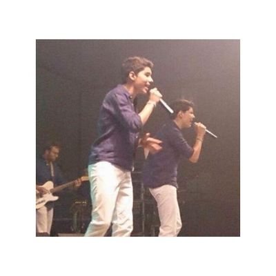 Enamorada de dos tios sevillanos.
Con ellos hasta el final. 
Siempre con ellos jdom.
¿Sueño? Abrazarles. 
Luchan por no darse por vencidos