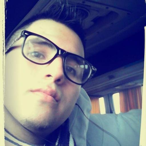 Divertido, romántico,simple hmmm ....si tuviera que  describirme con una sola palabra ... ** CAMILERO ♥♥ 
@camilaMX @SAMOALLSTAR @pablocamila @Dragondomm  =)