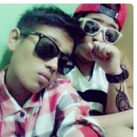 seorang gitaris , penggemar pizza , penggemar justin bieber ,one direction, dan christiano ronaldo, jomblo