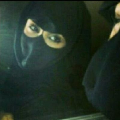 #
حيّ اللہ ﺎﻟﻟي يعشق الشعر مثلي 
ويسعىَ ورىَ كل آلمعآنـي الجميلهہ 
وأليآ لقىَ لهہ بيت محكّم ، وأصلي 
منّ فرحتهہ في وسط قلبهہ يشيلهہ
