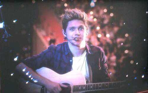 Sono un cantante irlandese sexy, mangione e faccio salti da urlo. Amo i 5sos e shippo Larry awaw