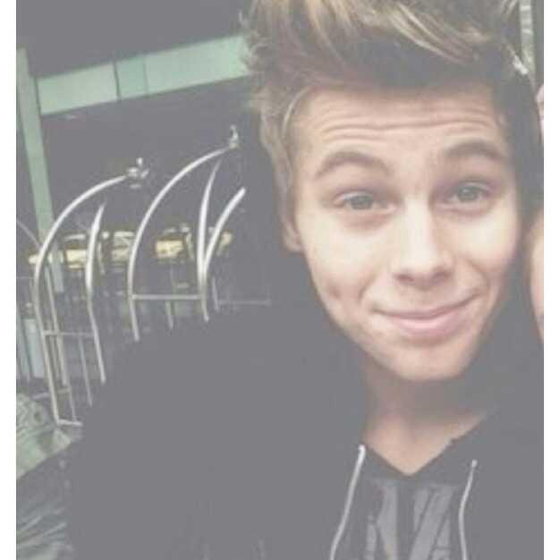 5SOS_Read_Bio's profile picture. I just gave you this Free follow! Follow back on @iexistIrwin please, Thanks!  I'll follow you back!