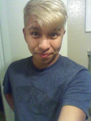 ilubwaffles's profile picture. i like cats miranda sings ,lush ,and books ❤✌