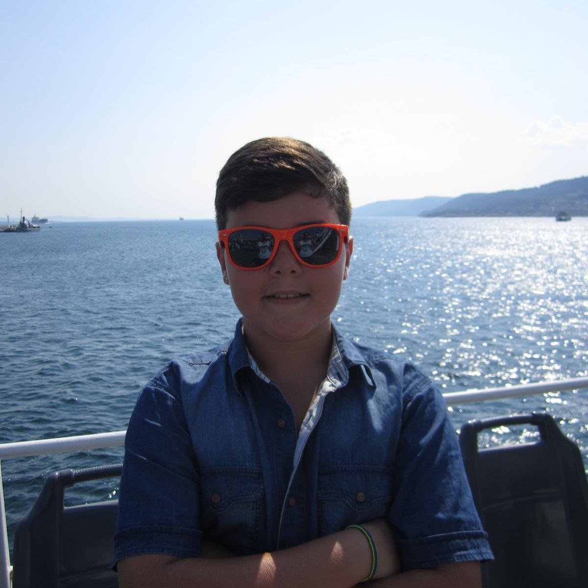 Takip eden edilir.Sen bi takip et zaten gülmemek elde değil :d