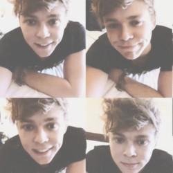 i like ashton... so yeah                                            other acc: @UsingNarrysWifi