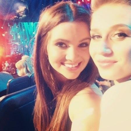 I love series and bands !! Karmy is my life *-* and Larry , Naomily , Brittana ... and all other gay couples.