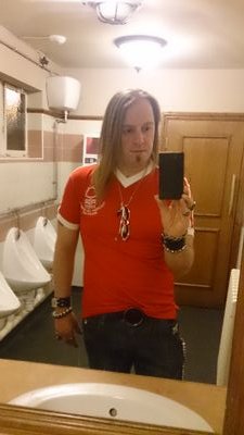 failed idiot and successful fool ,ex member of failed rock bands Dream Angels and Inflated Ego lifelong nottingham forest fan ,film and metal fanatic