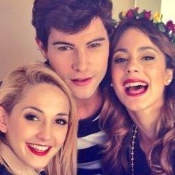 ☼mis idolas son muy normales: una se perdió el vuelo por comer, y la otra es una morsa viviente☼ mis rubias, las amo♥