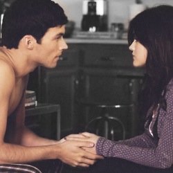 I was the one who hooked up with Ezra in that bar four years ago, not Aria. And it's time everyone knew that, especially Ezra. #CM