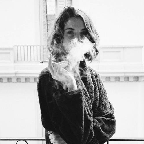 Un cigarrillo para el estrés, una taza de café para la soledad y música para la tristeza. Mi lema:  Se y da lo que nunca te dieron ni fueron.  Rêves ...