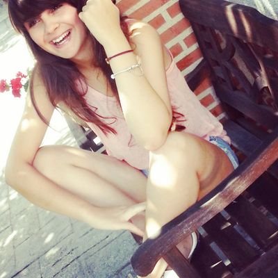 Yo tendría que ser una canción de Mecano; maquillandome para colarme en alguna fiesta cerca de la Puerta de Alcalá, y sin poderme levantar un 7 de septiembre.