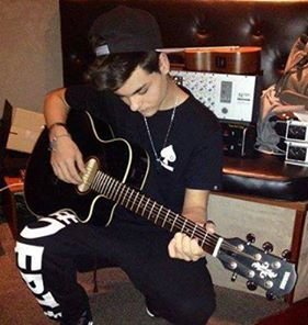 Abrahamer! no desde siempre pero si para siempre ...mi orgullo !? es Abraham mateo ver como a llegado tan lejos!3