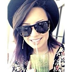 olha voce me respeite que eu sou lovatic não vai demorar muito pra eu tacar um hamburguer na sua cara sua escrota
