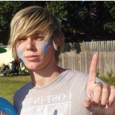 Free follow , help @Mayday_Claire get to 1,000 followers #VOTE5SOS