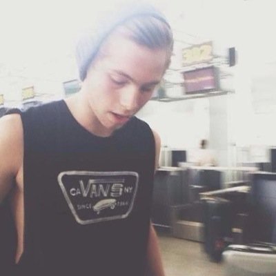 FREE FOLLOW don't follow this account, please follow @CakesEwok :-)) thanks xx