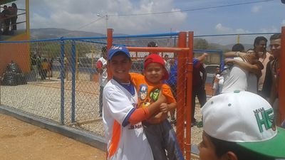 estudiante de administracion en la UNESR y trabajo como taxis y ofresco servicio a toda parte del pais