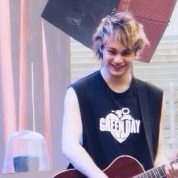 Follow @ww_5sos and @lukeysvegemite and @yty_updates and read my Michael Clifford fanfic http://t.co/AdIPa4TS88