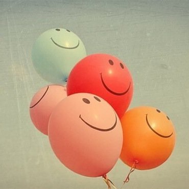 طبعي صامتة ۅلكِن دآخِلي لغَھ
لٱ يَقرأھآ الٱ مَن رافقني
بصدق..♡