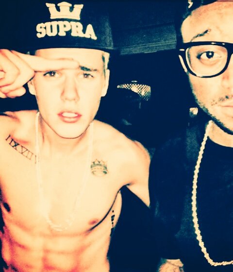 saúde pros irmão, pau no cu dos vacilão / belieber e directioner ❤❤