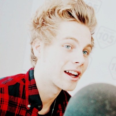 Follow @lukesunxhinex bc she nice and gave u free follows