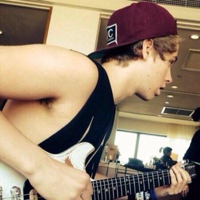 Follow @sunxhinelukex bc shes nice and gave u free follows