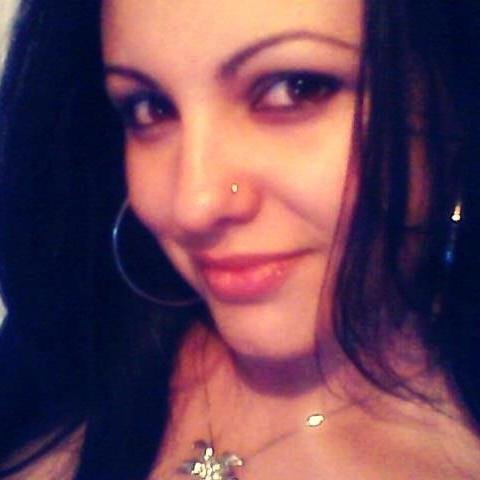 mae,filha,esposa xata irritante ciumenta       vaidoza,adoro tudo oq me faz sorrir sou eu mesma sem fingir nao sou perfeita nem nunka fui mas me amo 3