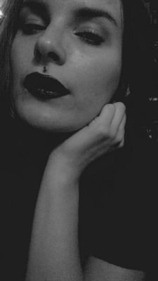 shilolita_'s profile picture. queer, in recovery, multi-lover, witch.