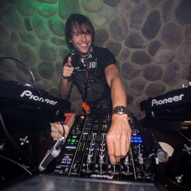 Eigenaar EventTime - Professioneel DJ, Freelance AVtechnicus, Verhuur licht - geluid - drive-in shows / https://t.co/ylJXymT69V