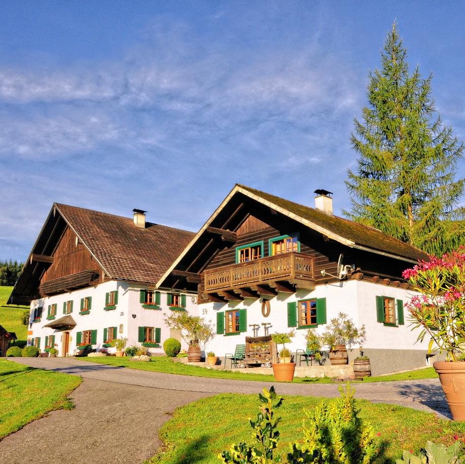 Willkommen am Ferienhof Margarethengut
Verbringen Sie schöne Tage in Traumlage am Attersee in unseren Ferienwohnungen oder Ferienhaus mit eigenen Badestrand!