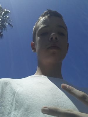 soy ese chico q se preocupa por los demas , ese chico q comprende a la gente , ese chico q te fastina a ti:)