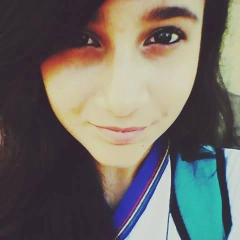 Oii,  tenho 14 anos sou potterhead, semideusa, lovatic, mahomie, directioner amo a 1D, jogo basquete, volei, minha comida preferida pizza de camarão :v . MM :v