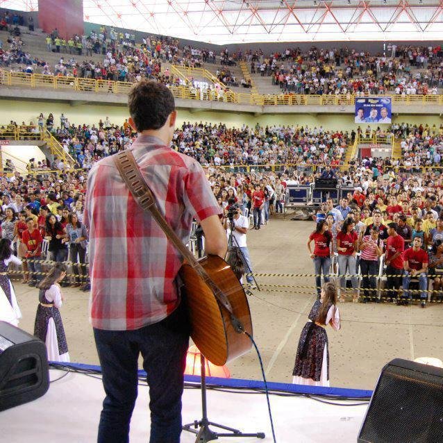 Em nossos corações queima a presença de Deus, e através de canções e palavras nos vamos tocar os céus e essa geração...