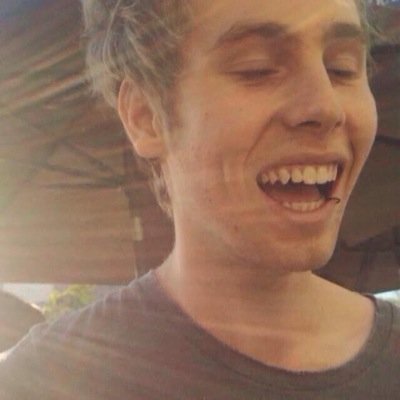 luke thinks ur hot (via insider) @xlukeslegs