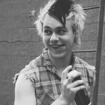 @vote5sosxoxo GOT TWEET LIMIT AGAIN OH MY GOD