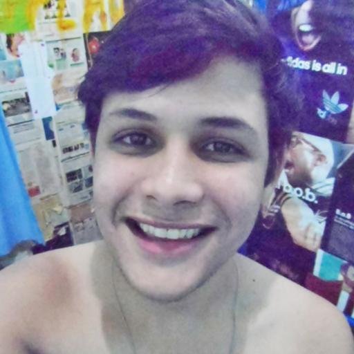 Ame você, seja quem você é, nunca deixe ninguém dizer o que você deveria ser, porque você nasceu assim, do jeito que Deus lhe fez e ele nunca ERRA !!