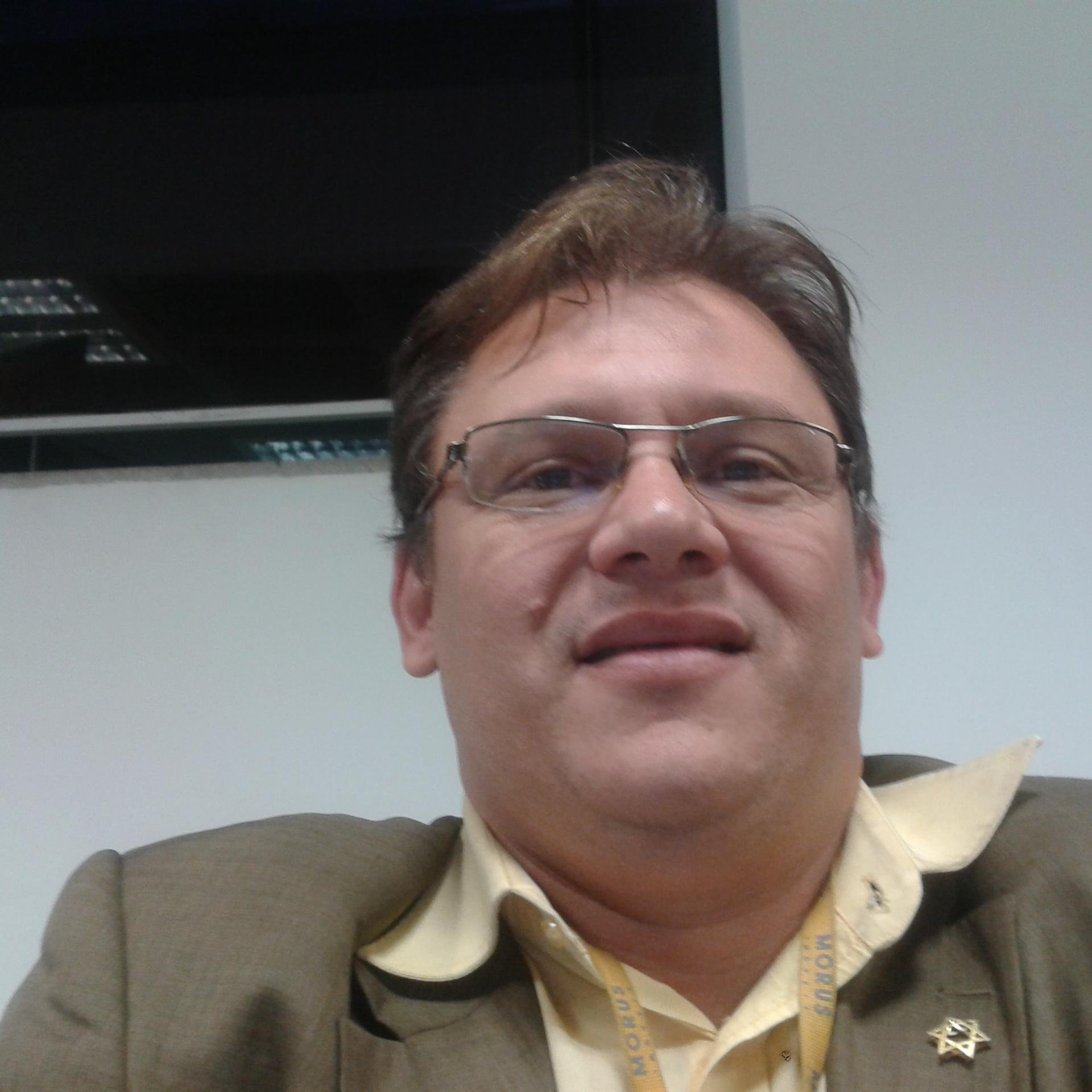 Sou casado, tenho três filhas, tenho 51, natural de Fortaleza, Pastor Evangélico Batista